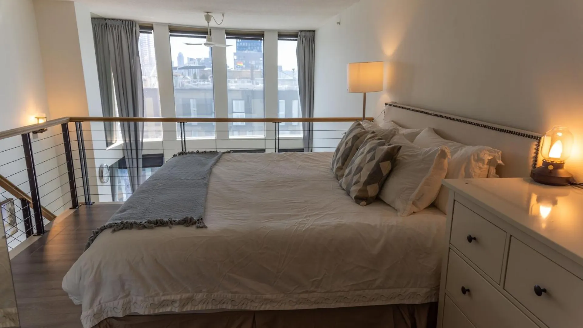 Modern Top-Floor 1-Bedroom Loft With Free Parking Vancouver Kanada