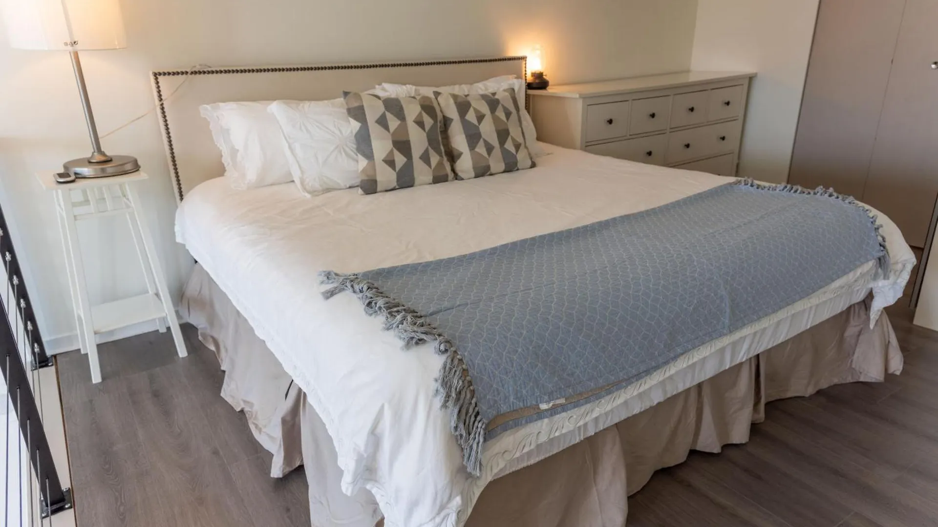 Modern Top-Floor 1-Bedroom Loft With Free Parking Vancouver