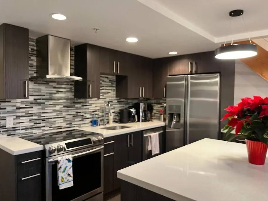 Apartment Modern Top-Floor 1-Bedroom Loft With Free Parking Vancouver Canada