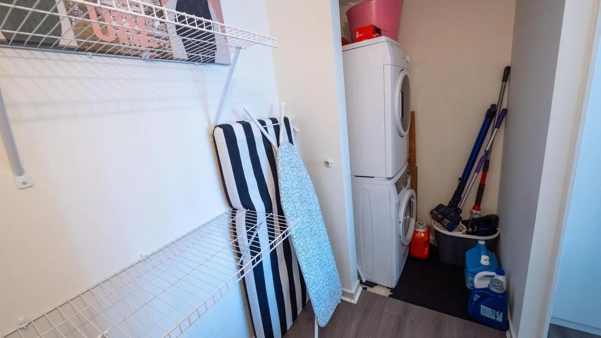 Modern Top-Floor 1-Bedroom Loft With Free Parking Vancouver Apartment